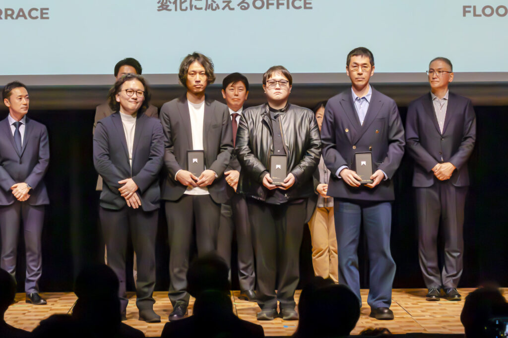2026年3月31日に開催された授賞式でのNCN賞授与後の記念撮影 右からタイコーアーキテクツ 羽柴仁九郎氏、KADO一級建築士事務所 大橋晃一氏、永瀬智基建築設計事務所 永瀬智基氏、エヌ・シー・エヌ 大口仁 (写真:TECTURE)