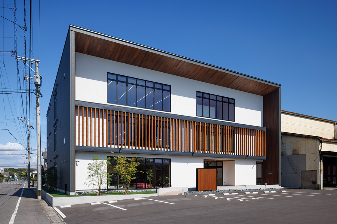 大分県 中山建材店新社屋兼ショールーム「Liv Liv Home」