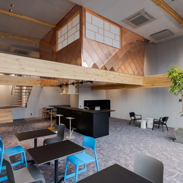 アクシスホールディングス様の事業展開を意図した設計により、SE構法を用いた木造オフィスが実現されました。 新社屋は従業員の働きやすさを追求しつつ、お客様とつながるコミュニティスペースを大胆に取り入れたオフィスで、アクシスホールディングス様が大切にしていることを映し出した空間です。 ＜画像＞ ＜「アクシスホールディングス新社屋」の概要＞ ・用途：事務所 ・構造：木造（SE構法） ・階数：2階建て ・延床面積：621.57㎡ 関連記事：アクシスホールディングス新社屋